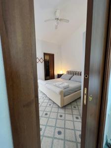 斯卡萊亞的住宿－Cataleya Baia del Carpino Scalea，一间卧室设有一张床和天花板
