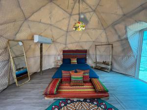 una camera da letto in una yurta con letto e cuscini di Moon Muong Sang House 