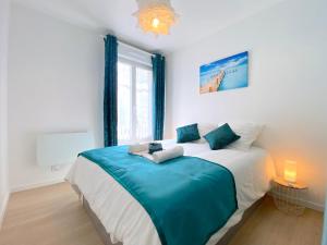a bedroom with a large bed and a window at Casaminnie - Appartement à 8 min de Disneyland Paris in Bussy-Saint-Georges
