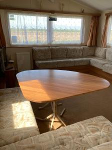 Luxury 8 and 6 berth caravans的休息区