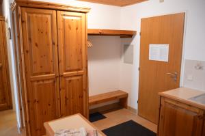 cocina con armario y armario de madera en Panorama Apartment Gerlitzen, en Treffen