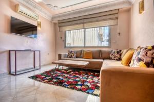 sala de estar con sofá y mesa en FAR - Down Town - 5 PX en Agadir