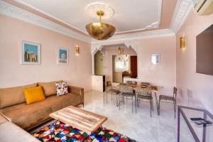 - un salon avec un canapé et une table dans l'établissement FAR - Down Town - 5 PX, à Agadir