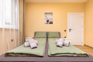 Krevet ili kreveti u jedinici u okviru objekta -City Haven Retreat- Elegant 2BD on Bulgaria Blv