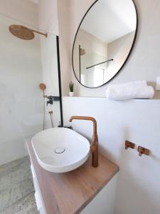 uma casa de banho com um lavatório branco e um espelho. em Villa Mare Blue em Žminj