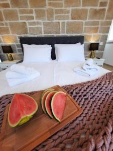 uma cama com uma bandeja de fatias de melancia em Villa Mare Blue em Žminj