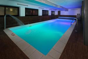a large swimming pool in a hotel room at Hotel Splendid in Sauze dʼOulx
