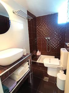 y baño con lavabo, bañera y aseo. en Inna Suite luxury apartment in the center en Skiathos