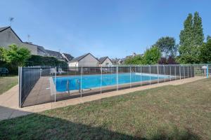 einen Zaun um einen Pool im Hof in der Unterkunft Vacances à Saint Gildas de Rhuys pour 4 in Saint-Gildas-de-Rhuys