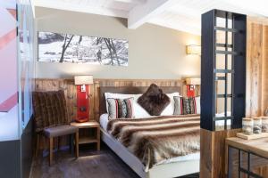 Schlafzimmer mit einem Bett und einem Fenster in der Unterkunft Olimpia Hotel in Bormio