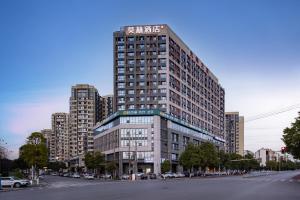 Un grand bâtiment avec un panneau en haut dans l'établissement Morning Hotel, Changsha Guihuaping Metro Station, à Changsha