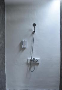 una parete bianca con lavandino in bagno di Mama's Homestay Ruteng a Ruteng