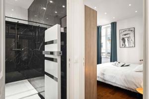 a bedroom with a shower and a bed in it at La Cachette du Port! -Avec parking au Port de Nice in Nice