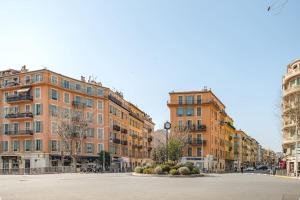 uma rua com dois edifícios altos numa cidade em La Cachette du Port! -Avec parking au Port de Nice em Nice