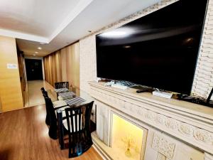 Gallery image of 2D - 3 Bedroom Downtown Apartment with shared Pool in Makkasan