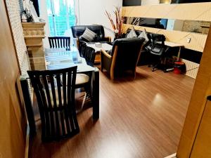 an office with chairs and a table and a desk at 2D-Cozy 35bedrooms35bathrooms Bkk Downtown in Makkasan