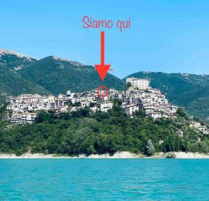 une ville au sommet d'une colline près de l'eau dans l'établissement La Dimora del Turano, à Castel di Tora