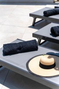 un sombrero y una servilleta sentados en una mesa en Villa Venetia with Jacuzzi en Lambiní