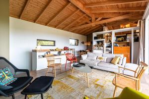 un soggiorno con divano e sedie di Villa Valle di Corte - Avec piscine et vue mer a Pianottoli-Caldarello