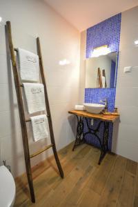 a bathroom with a sink and a mirror at Casas no Terreiro in Penacova