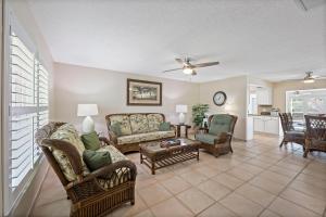 sala de estar con sofá y sillas en 310 West Flamingo Circle, en Marco Island