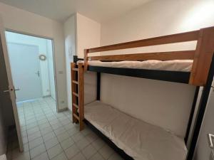 2 Etagenbetten in einem Zimmer mit Tür in der Unterkunft Proche mer Gassin Appartement t2 pour 6 personnes N2 035 in Gassin