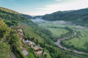een uitzicht op een vallei met een huis en een rivier bij เวนิสบ้านเวร โดมใส in Ban Khun Nam Nan