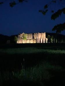 een groot gebouw in een veld 's nachts bij Casa “ la guazzara “ in Monticiano