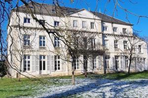 a large white house with trees in front of it at Ma petite folie 