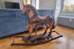 a statue of a horse on a stand in front of a couch at Ma petite folie 