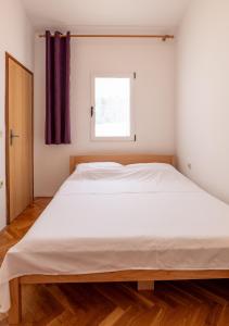 Postel nebo postele na pokoji v ubytování Apartments Center Pag 50 m to the sea