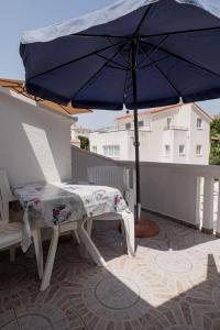 Balkón nebo terasa v ubytování Apartments Center Pag 50 m to the sea