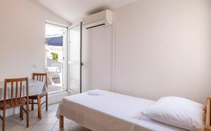 Postel nebo postele na pokoji v ubytování Apartments Center Pag 50 m to the sea