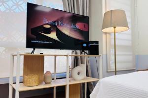 un televisor en un puesto de TV en un dormitorio en Starman's Gem by Inspired Homes, 4Pax, en Puchong