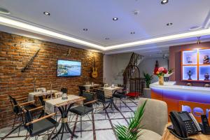 イスタンブールにあるPera Luna Premium Hotelのレンガの壁のレストラン