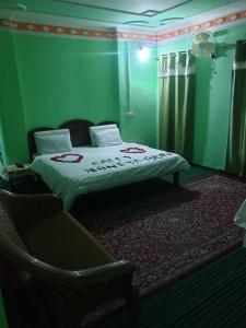 Postel nebo postele na pokoji v ubytování Hotel O Raj Shah Hotel And Resturant
