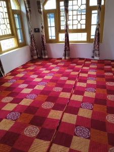 una habitación vacía con suelo a cuadros en OYO Home Shugufta Villa Homestay en Gāndarbal