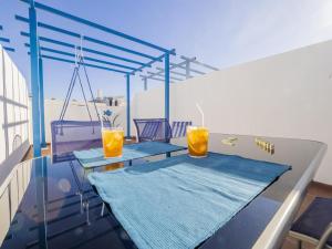 dos vasos de zumo de naranja sentados en una mesa en un balcón en FUNNY FRIENDLY FISH HOLIDAY APARTMENTS, en Benalmádena