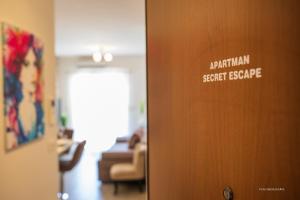 ロヴィニにあるSecret Escapeの人工秘密の書面を読む看板付きの扉