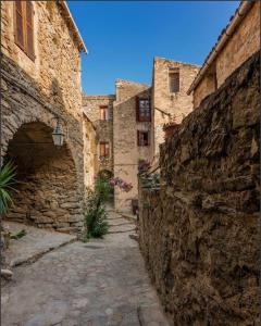 an alley in an old stone building at La Casa Monti au coeur du village de Lama in Lama