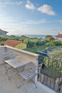 d'une table et de chaises sur un balcon avec vue sur l'océan. dans l'établissement Residenza Anna Calabria, à Briatico