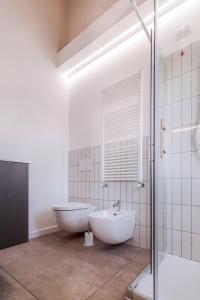 La salle de bains est pourvue d'une baignoire, d'un lavabo et de toilettes. dans l'établissement Residenza Anna Calabria, à Briatico