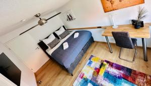 een slaapkamer met een bed, een bureau en een tafel bij FeWo Bachlauf mit großer Terrasse in Bad Harzburg