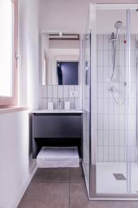 La salle de bains est pourvue d'un lavabo et d'une douche. dans l'établissement Residenza Anna Calabria, à Briatico