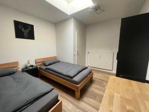 1 dormitorio con 2 camas y techo en "Live Good, Work Good" - Stadion Apartment by GG Rental Hamburg en Hamburgo