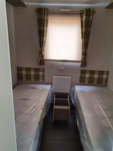 Ein Bett oder Betten in einem Zimmer der Unterkunft Luxe stacaravan op de boerderij in Ermelo.