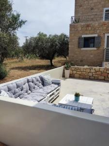 un sofá sentado en la parte trasera de un balcón en Elafonisos Loft A3, en Elafonisos