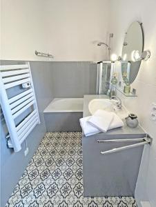 A bathroom at Villa Suzanne - maison de charme