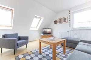 uma sala de estar com um sofá e uma mesa em Central em Husum