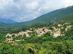uma pequena cidade no meio de uma montanha em Studio 2A em Ucciani